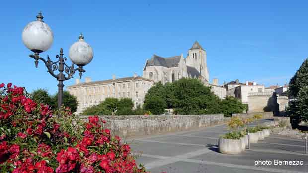 Celles-sur-Belle, vue d'ensemble de l'Abbaye Royale