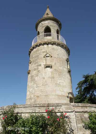 Château La Tour de By, approche de la Tour